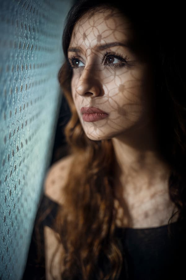 mujer en la ventana